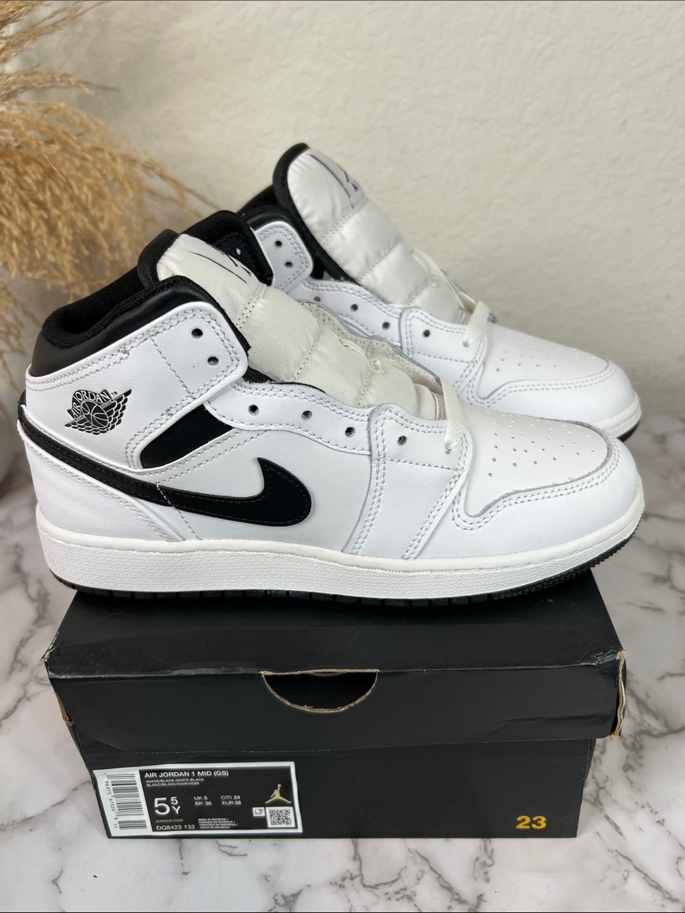 Air Jordan 1 Mid (GS) Size 5.5 YOUTH = Size 7 Women’s - Picture 9 of 12